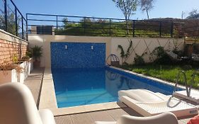 Stylish Two Bedroom House With Private Pool